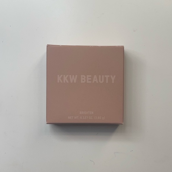 KKW Beauty - Pressed Brightening Powder (4) - Picture 1 of 4